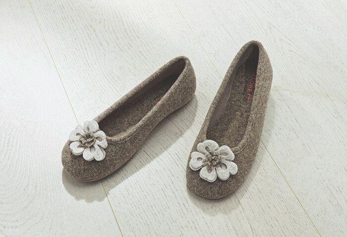 Ballerinaschoenen van Varomed gemaakt van comfortabel viltmateriaal 