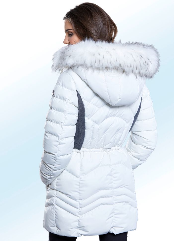 Lange jas met intrigerende stiknaadvariaties 