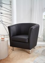 Elegante fauteuil op een stevig houten onderstel 