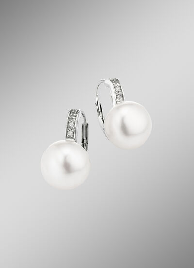 Oorbellen met zoetwaterkweekparels en diamanten 