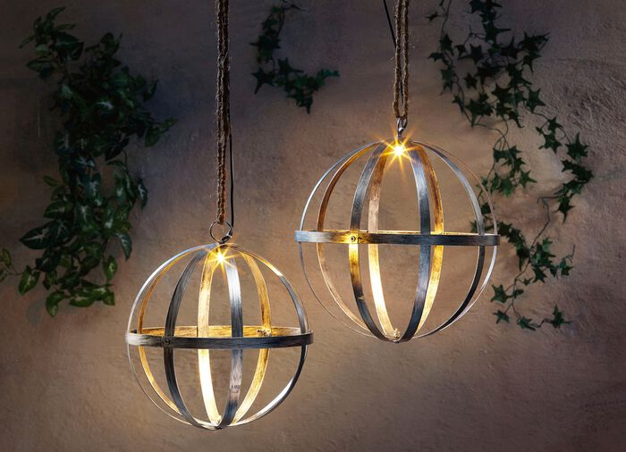 Lamp op zonne-energie met een glanzend zilverkleurig metalen oppervlak 