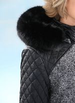 Korte jas van een trendy materiaalmix 