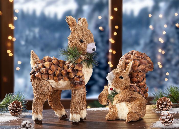 Bosdieren gemaakt van raffia, natuurlijke kegels en kunstmaterialen 