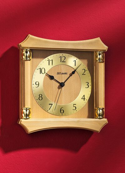 Wandklok van massief hout 