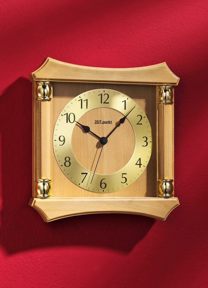 Wandklok van massief hout 