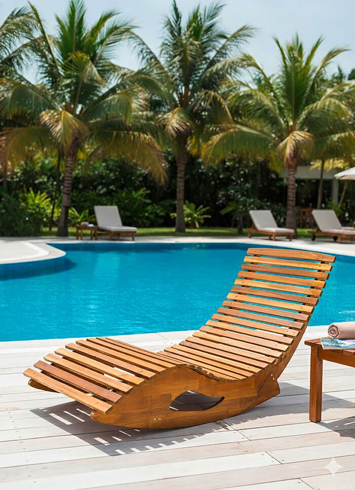 Ergonomisch gevormde schommelbank van acaciahout 