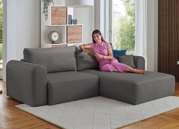 Gestoffeerde hoek met bedfunctie en decoratieve kussens 