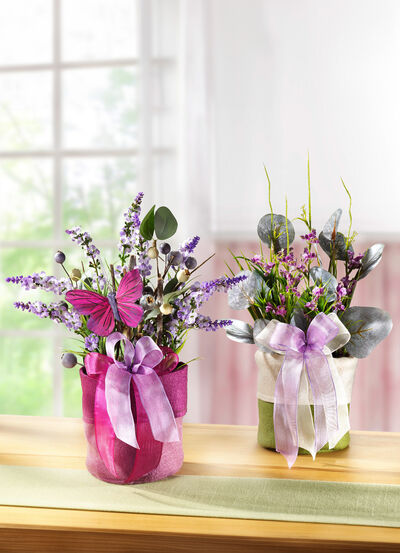 Lentearrangement met bloemen en grassen in een vilten zakje 