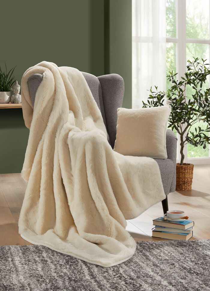 Deken en kussensloop van imitatiebont gemaakt van alpacawol 