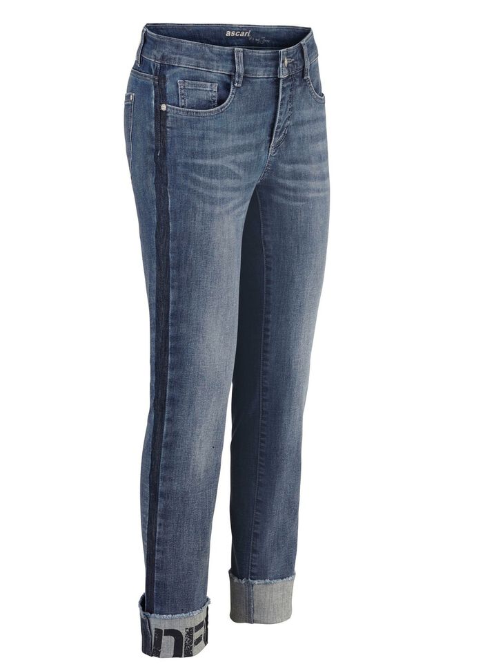 Jeans met franjezoom en opschrift op &eacute;&eacute;n been 