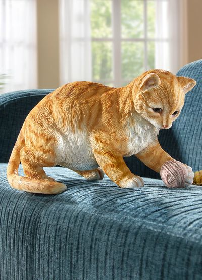 Kat met bolletje wol 