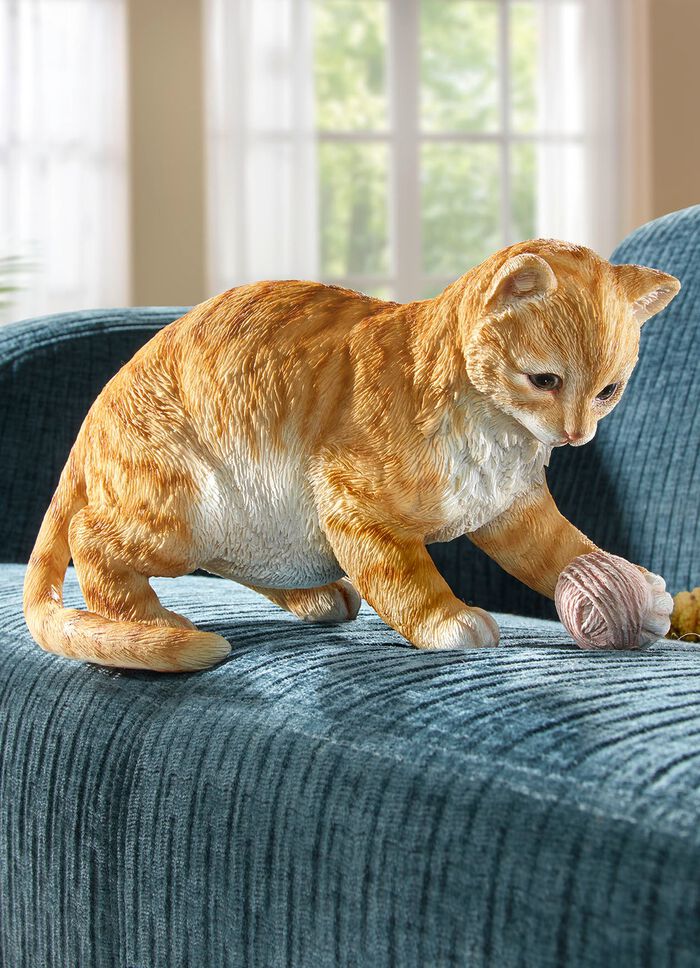 Kat met bolletje wol 