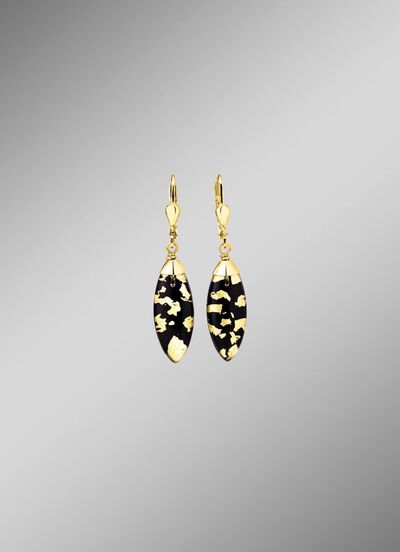 Oorbellen met onyx, bewerkt en bergkristal met bladgouden triplet 