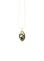 Hanger met onyx, bewerkt en bergkristal met bladgouden triplet 