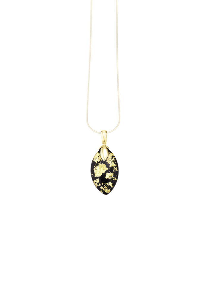 Hanger met onyx, bewerkt en bergkristal met bladgouden triplet 