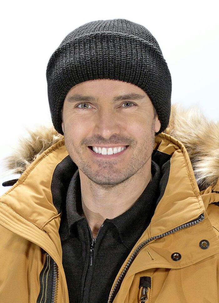 Leuke muts met dubbele manchetten ZWART