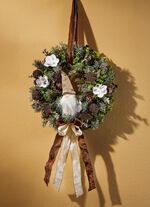 Wandkrans met kabouter in het midden 