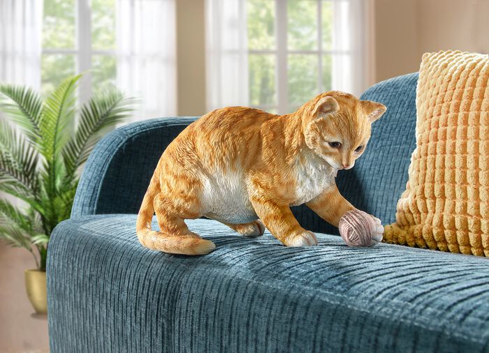 Kat met bolletje wol 