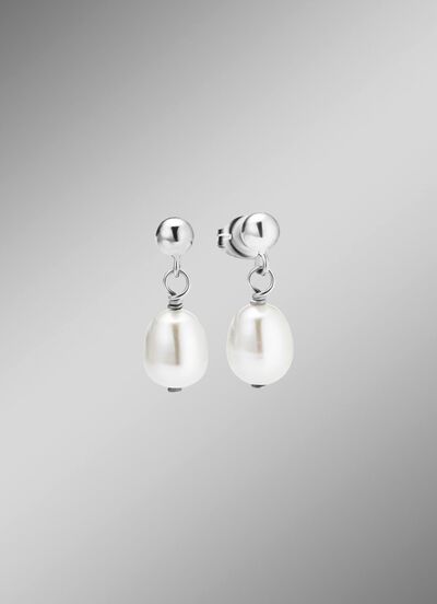 Oorstekers met zoetwaterparels 