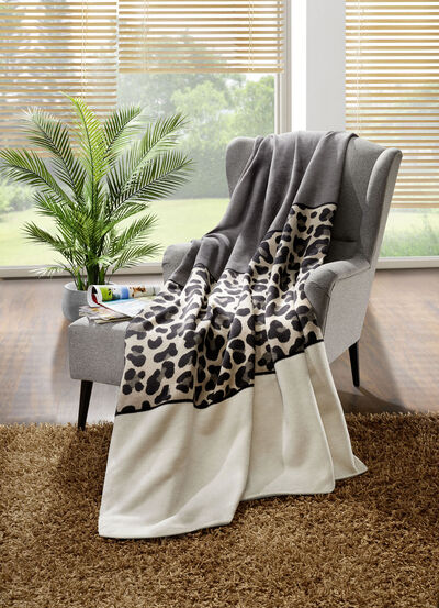 Deken in trendy luipaardprint design  Deken in trendy luipaardprint design