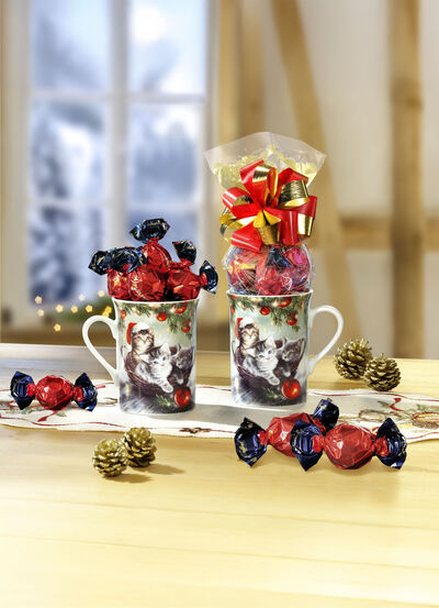 Porseleinen kopjes gevuld met pralines, 2-delige set 