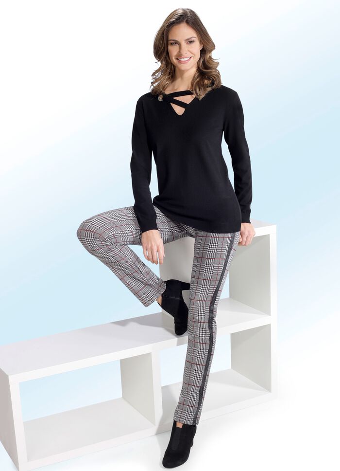 Trui in 2 kleuren met decoratieve halslijn ZWART