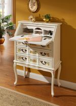 Deels massieve meubelserie met artistieke houten decoraties 