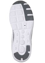 Sneakers gemaakt van textielmateriaal met een effectief patroon 