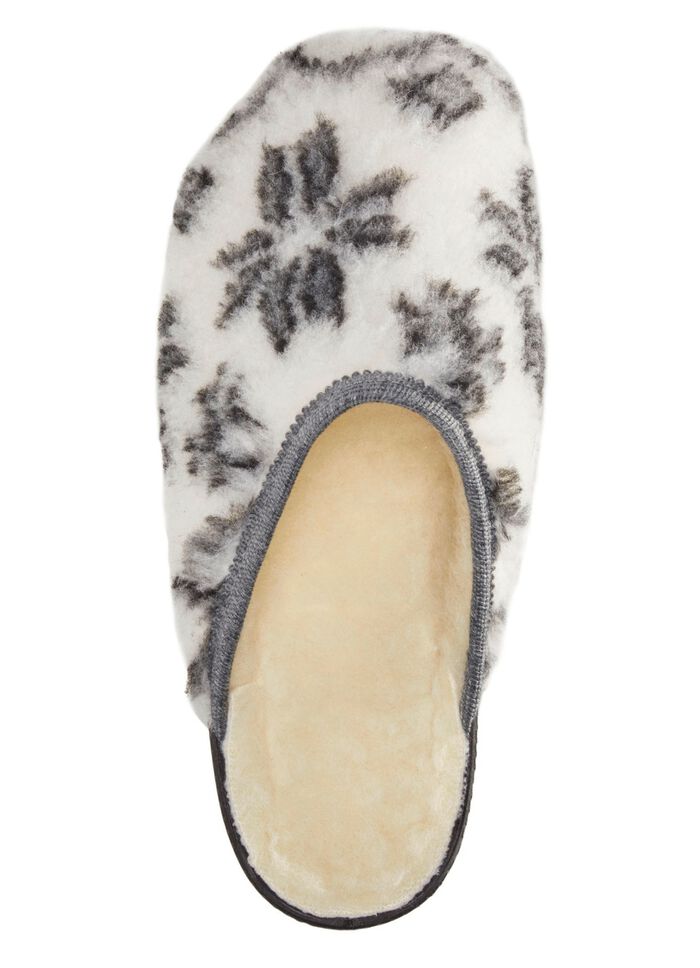 Slippers gemaakt van bedrukt pluche materiaal 