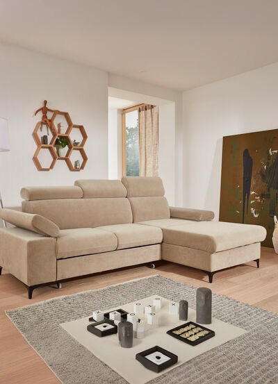 Gestoffeerde hoek met bedfunctie en bedkast in de voetenbank 