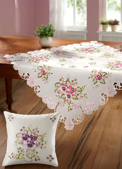 Tafel- en kamerdecoratie met vioolborduurwerk 