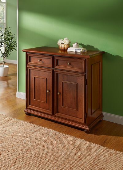 Deels massieve meubelserie met metalen knoppen 