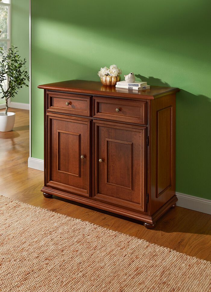 Deels massieve meubelserie met metalen knoppen 