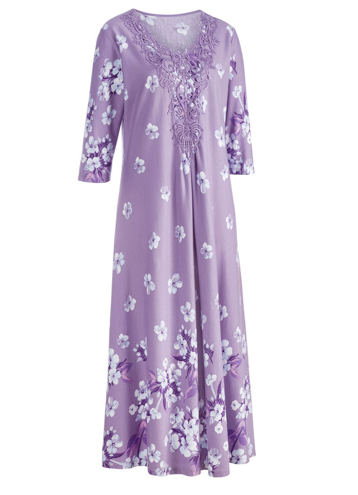 Nachthemd van "Laurina" met kantmotief bij de halslijn 