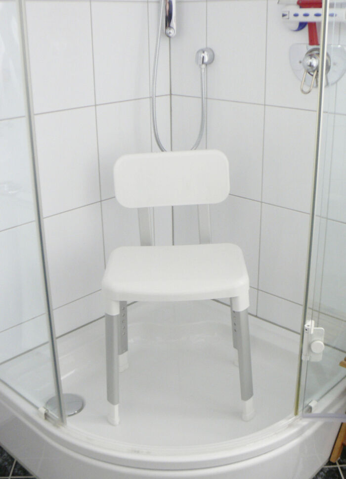In hoogte verstelbare douche- en badstoel 