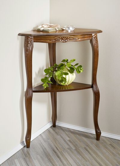 Hoekrek met opvallend houtsnijwerk 