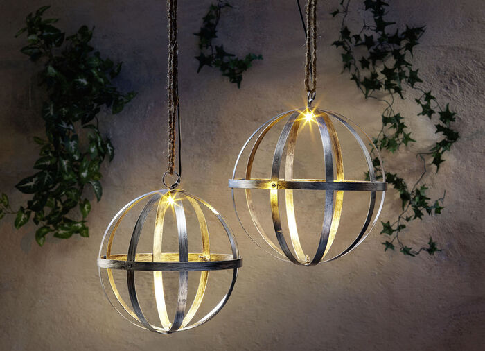 Lamp op zonne-energie met een glanzend zilverkleurig metalen oppervlak 
