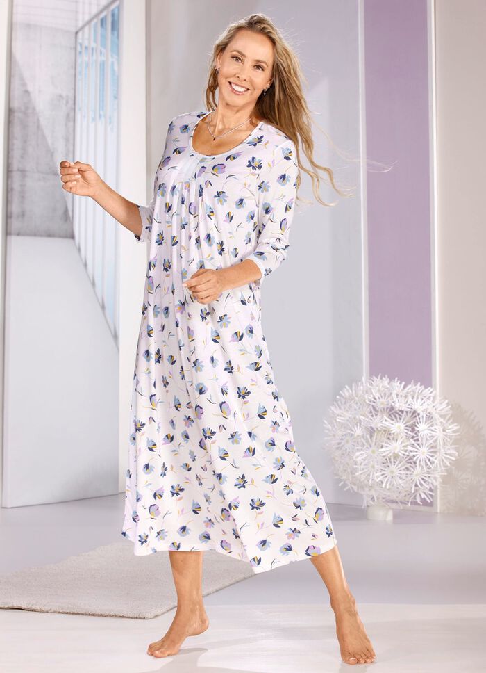 Nachtjapon met plooien en stiksels op het decollet&eacute; 