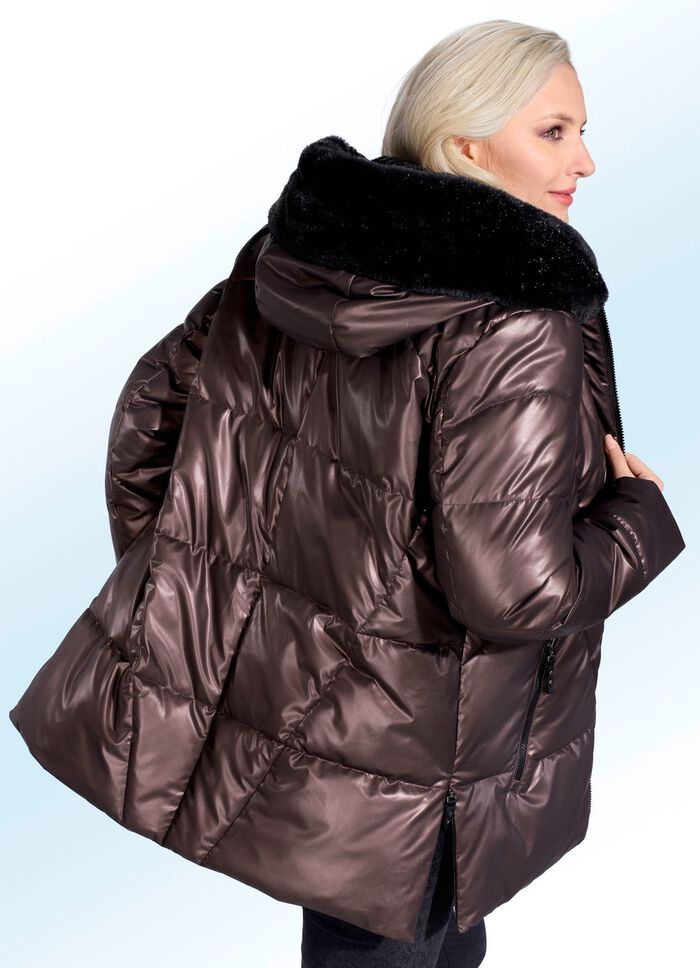 Jas in 2 kleuren met knuffelzachte binnenkant van imitatiebont in de vaste capuchon 