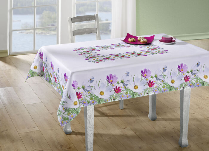 Verende tafel- en kamerdecoratie met bloemmotief