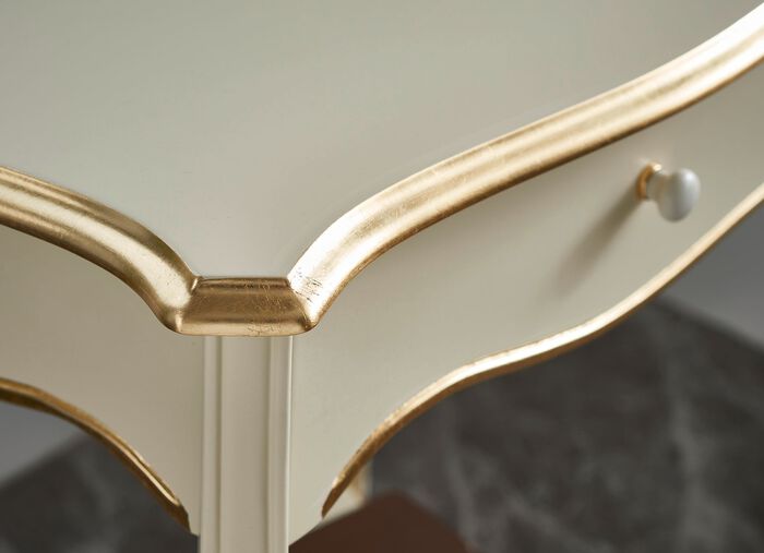 Telefoontafel met goudkleurige applicaties 