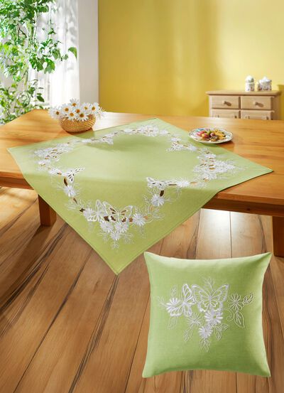 Tafel- en kamerdecoratie met geborduurde vlinders en bloemen 