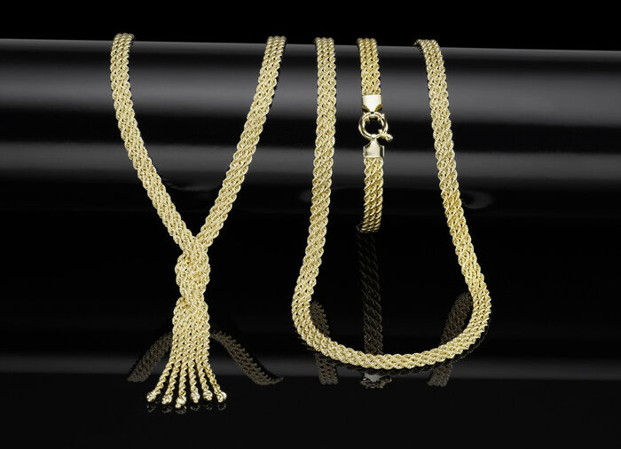 In een interessant ontwerp: Ketting met 3 rijen koord 