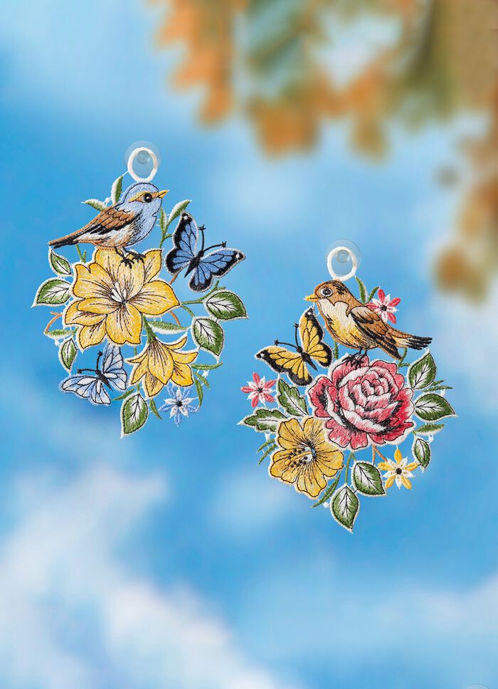 Raamdecoratie van echt kantwerk uit Plauen 