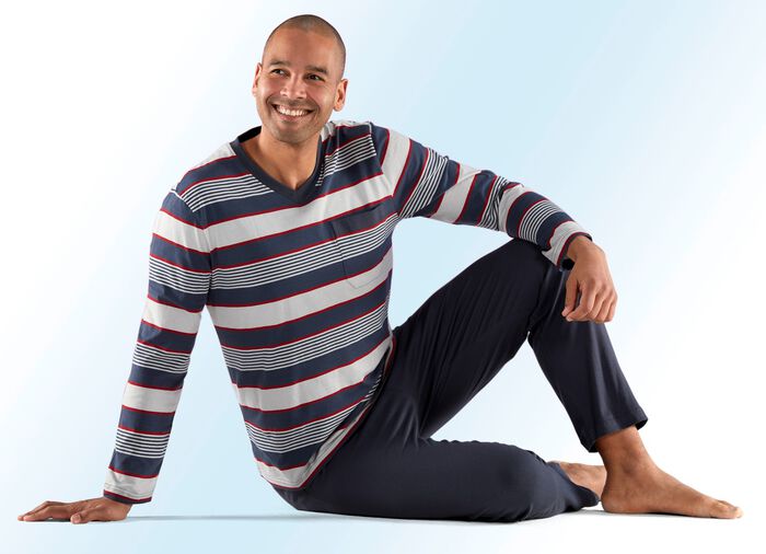 Set van twee pyjama's met V-hals, borstzak en garengeverfd gestreept dessin 