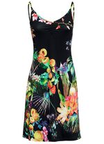 Klaus-modellen kleden zich met spaghettibandjes en briljant gekleurd printontwerp 