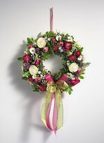 Wandkrans met ranonkels 