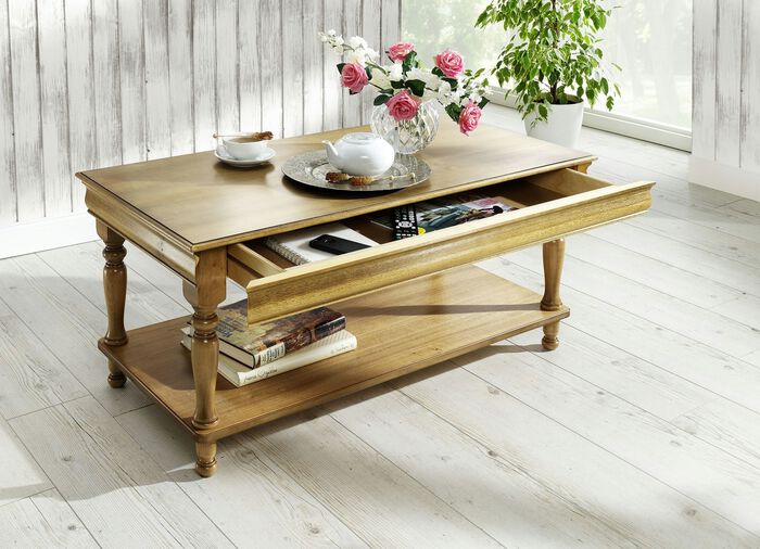 Salontafel gemaakt van gedeeltelijk massief hout 