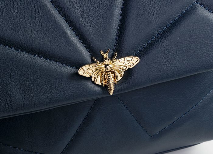 Laurina tas met knevelsluiting in extravagante libellevorm DONKERBLAUW