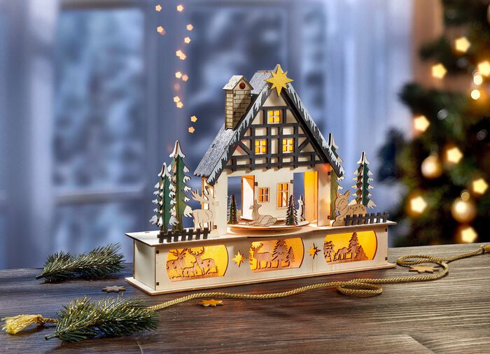 Verlicht houten boshuis 